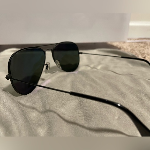 Ray-Ban Classic Polarized Aviator - Picture 3 of 6